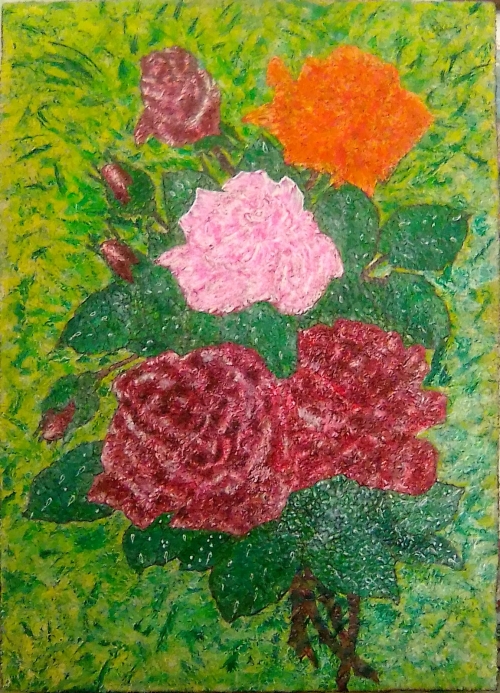 Розы в росе на траве.