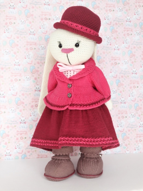 Вязаная игрушка "Зайка"