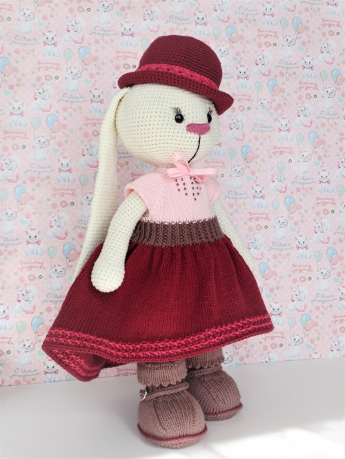 Вязаная игрушка "Зайка"