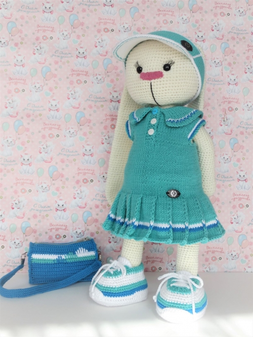 Вязаная игрушка "Зайка"