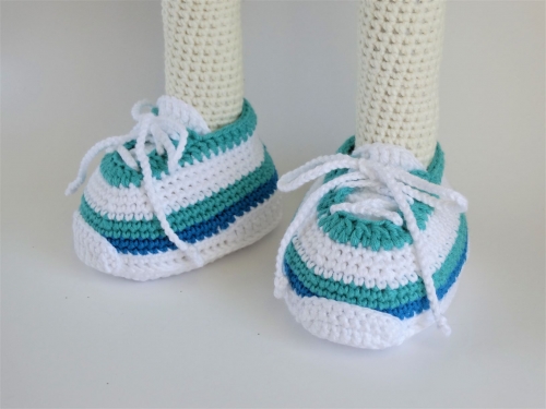 Вязаная игрушка "Зайка"