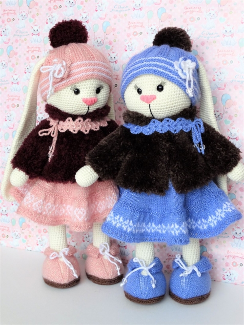 Вязаная игрушка "Зайка"