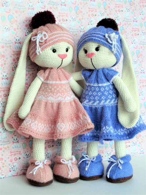 Вязаная игрушка "Зайка"