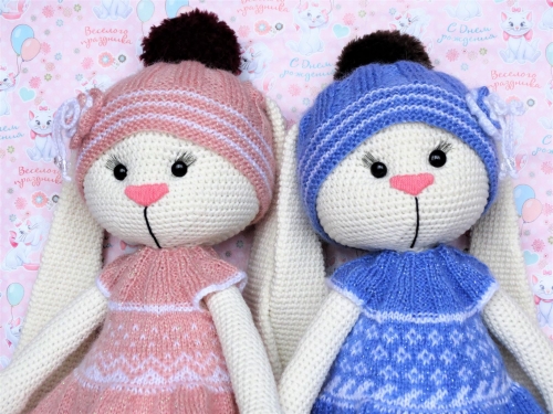 Вязаная игрушка "Зайка"