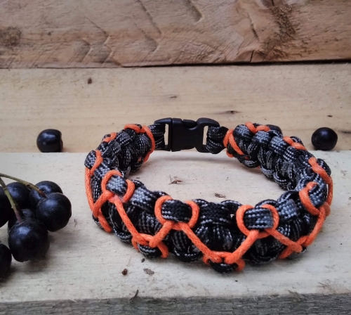 Плетеный мужской браслет из паракорда