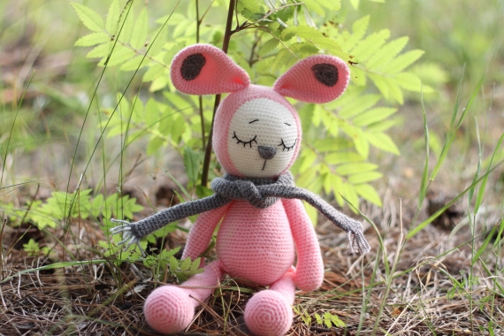 Зайка сплюшка Зоя для малышей вязаная крючком