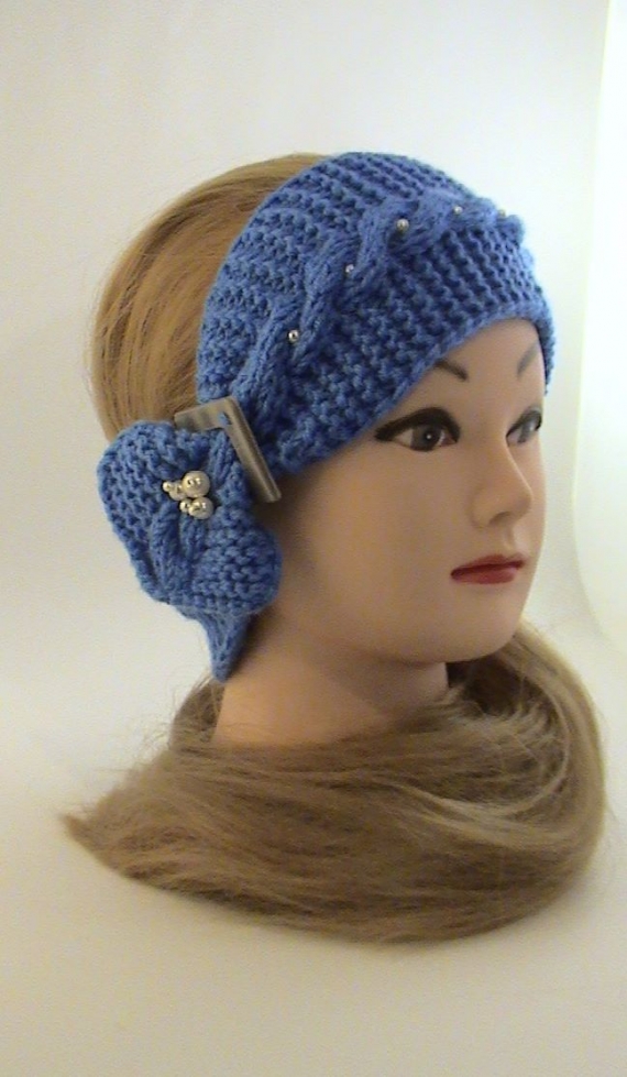 Повязка на голову  с украшением, вязаная василькового цвета.