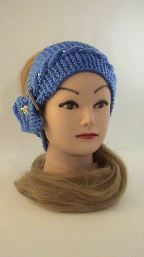 Повязка на голову  с украшением, вязаная василькового цвета.