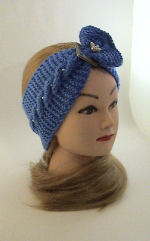 Повязка на голову  с украшением, вязаная василькового цвета.