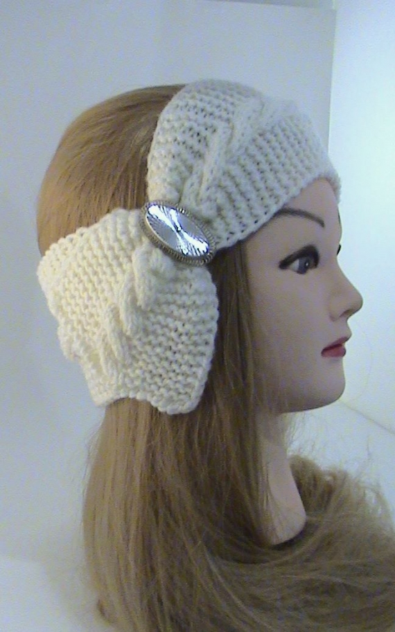 Повязка на голову белая с брошью, вязаная крупной вязкой
