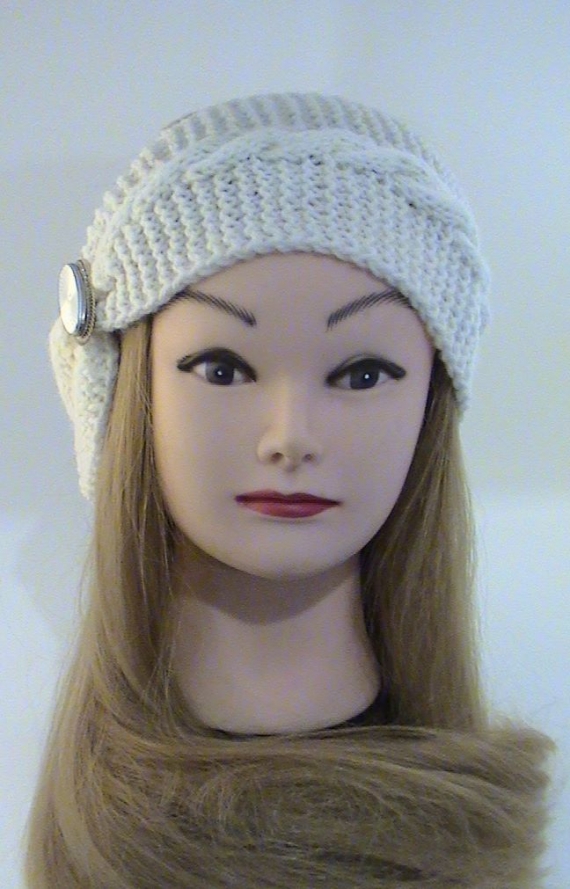 Повязка на голову белая с брошью, вязаная крупной вязкой