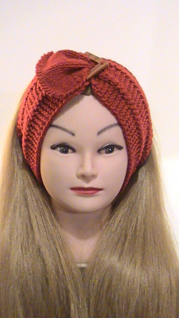 Повязка красная с брошью