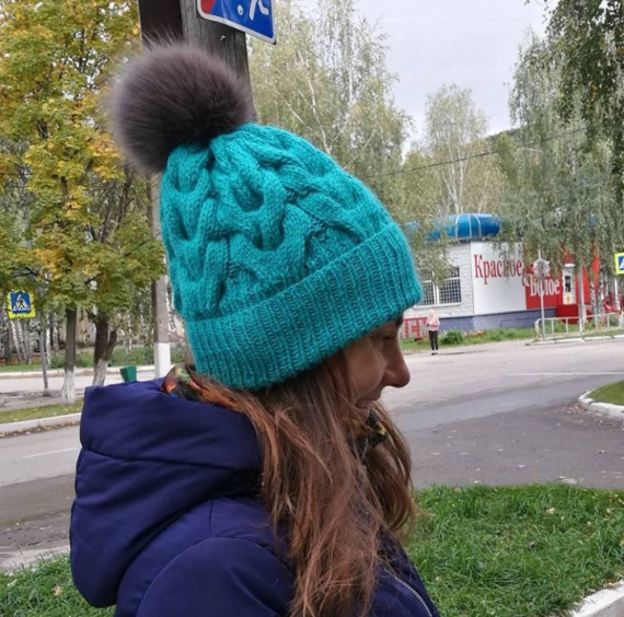 Вязания шапка с косами