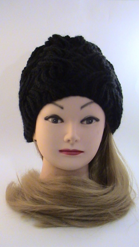 Шапка черная вязаная из черной полушерсти крупной вязкой