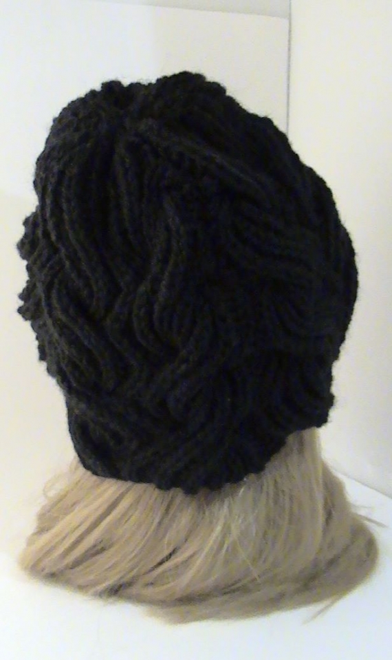 Шапка черная вязаная из черной полушерсти крупной вязкой