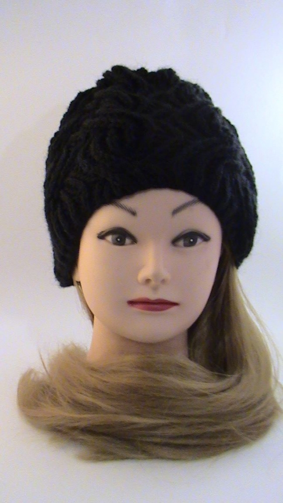 Шапка черная вязаная из черной полушерсти крупной вязкой