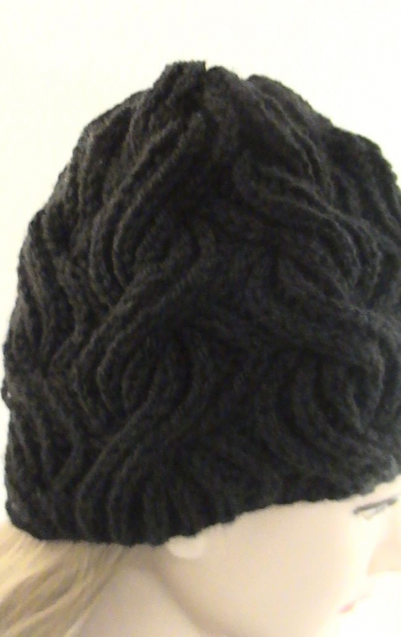 Шапка черная вязаная из черной полушерсти крупной вязкой