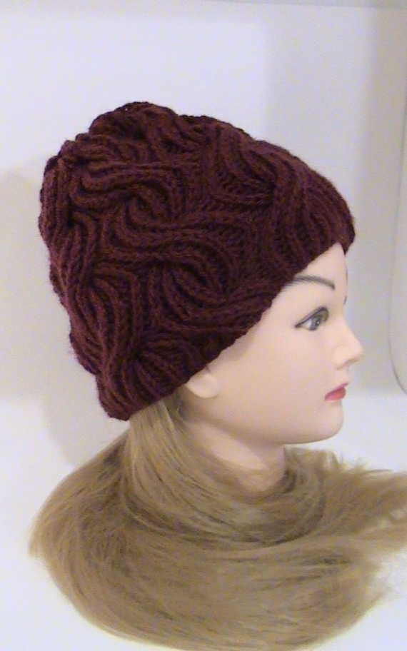 Шапка Зимняя вишня, вязаная из полушерсти крупной вязкой