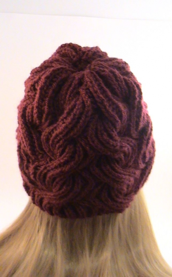 Шапка Зимняя вишня, вязаная из полушерсти крупной вязкой