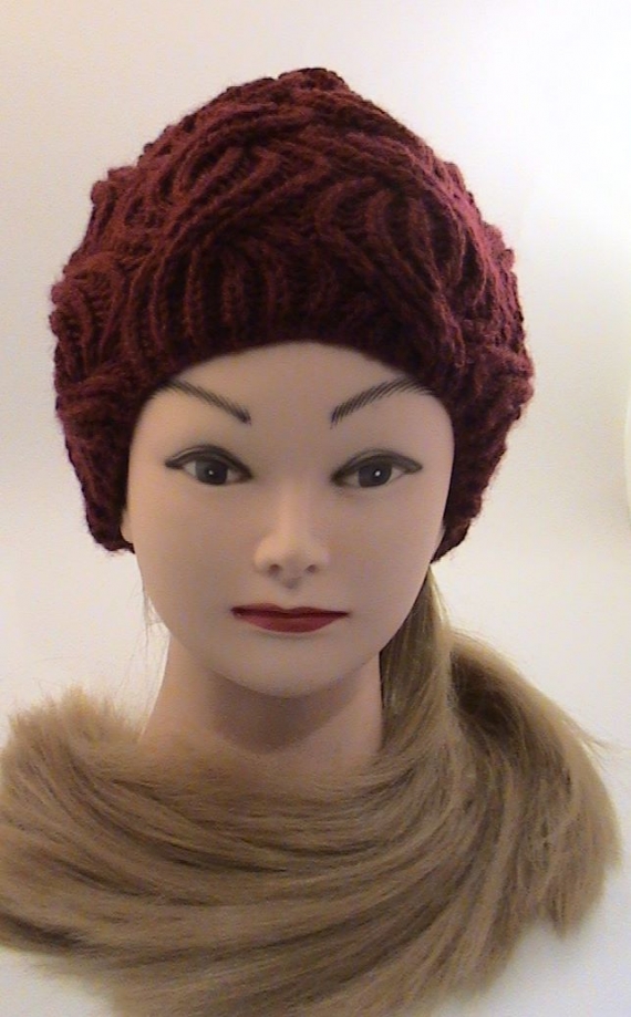 Шапка Зимняя вишня, вязаная из полушерсти крупной вязкой