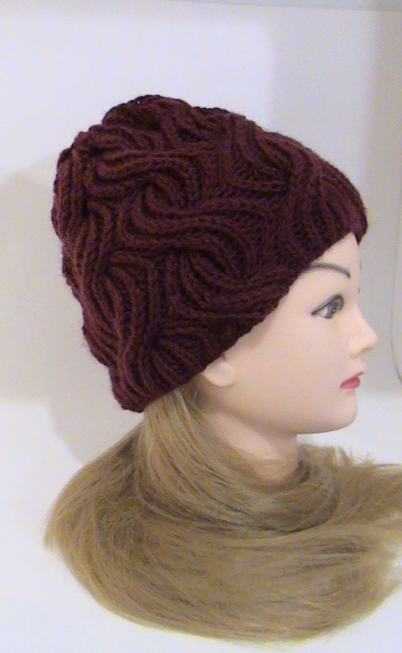 Шапка Зимняя вишня, вязаная из полушерсти крупной вязкой