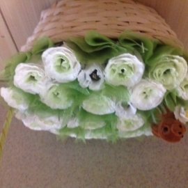 Корзинка "Нежность" с шоколадными конфетками и игрушкой