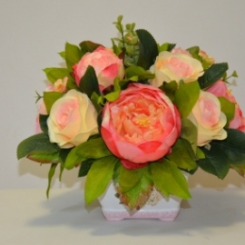 Композиция из пионов и роз