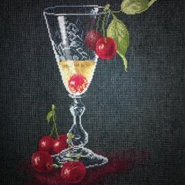 Вышитая картина "Вишни в фужере"
