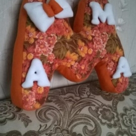 Мягкая декоративная подушка "М"