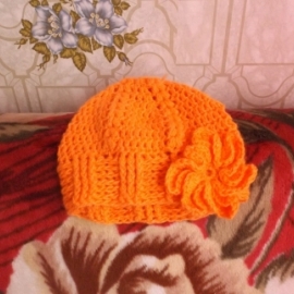 Шапочка осенне-весенняя с косами и цветком на любую сторону.