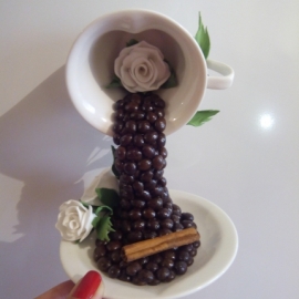 Парящая кофейная чашка