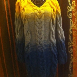 Вязанное платье с косами