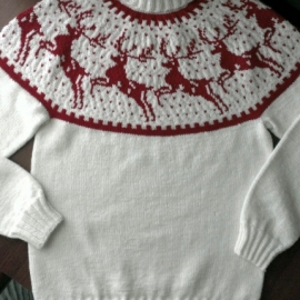 Свитер с оленями