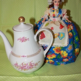 Кукла-грелка на чайник