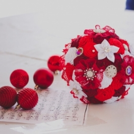 Брошь-букет " Алый цвет"