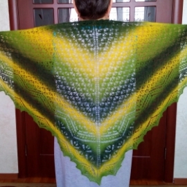 Вязанная треугольная шаль