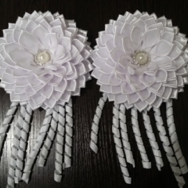 Пышные белые банты с завитками