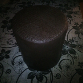 Мягкие пуфики из нежной кожи