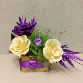 Композиция из цветов и конфет