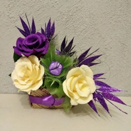 Композиция из цветов и конфет