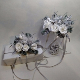 Подвеска на бутылку или подарок из роз ручной работы и конфет