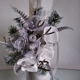 Подвеска на бутылку или подарок из роз ручной работы и конфет