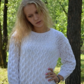 Белый свитер с узором