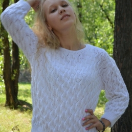 Белый свитер с узором
