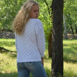 Белый свитер с узором