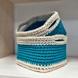 Бирюзовые корзины из трикотажной пряжи