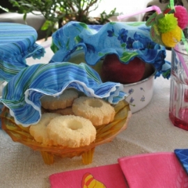 Крышка-чехол из ткани для хранения продуктов.