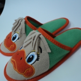 Детские тапочки с вышивкой.