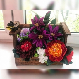 Букет из атласных лент в деревянной корзиночке