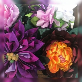 Букет из атласных лент в деревянной корзиночке